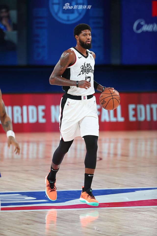 向詹姆斯提 向詹姆斯提